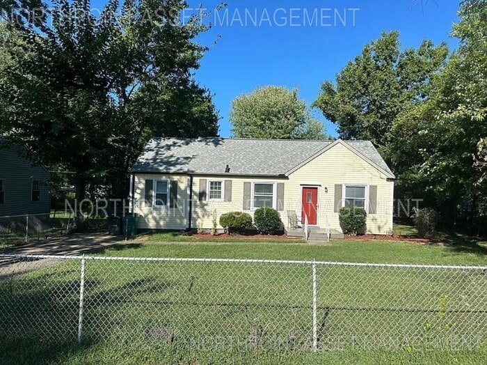 Foto principal - Charming 3-bedroom, 1-bath home with a spa...