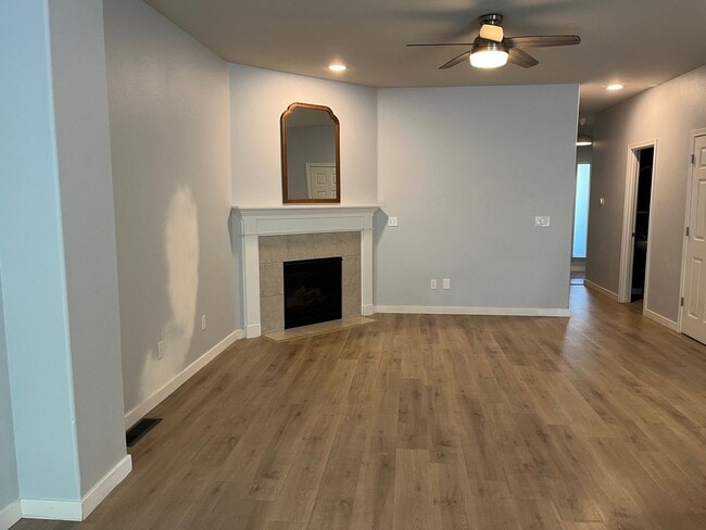 Building Photo - Updated Townhouse in the Oaks at Springbro...