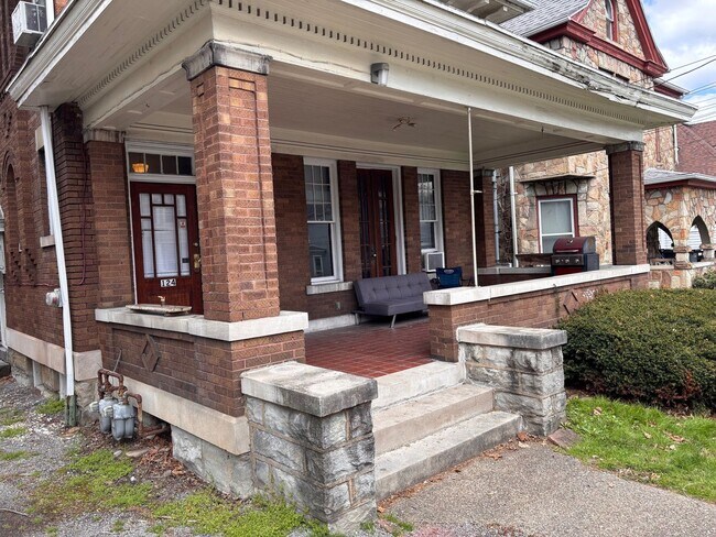 Building Photo - 3-4 Bedroom House located in South Park. S...