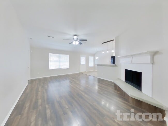 Building Photo - 2002 Briar Grove Dr