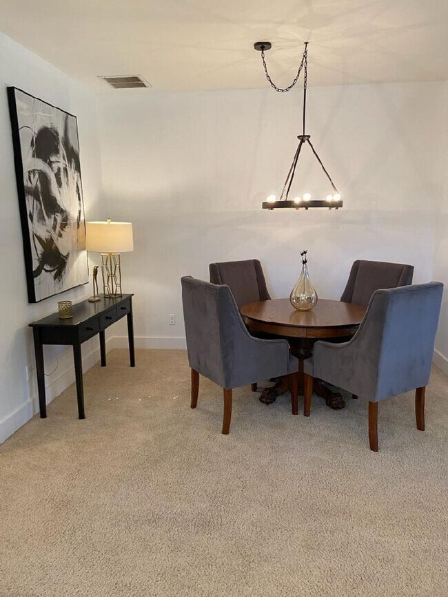 Building Photo - Furnished Single Level Condo in Pine Meado...