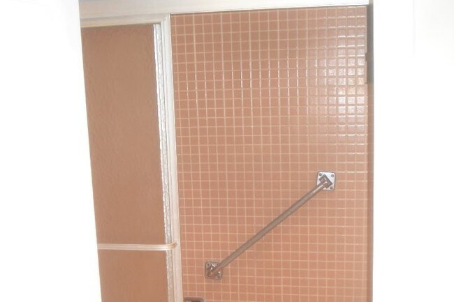 Tub and Shower - 1440 N St NW