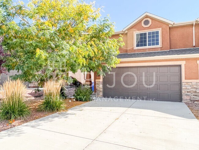 Foto del edificio - Large, Well-Maintained Duplex