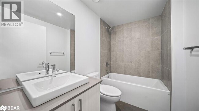 Photo du bâtiment - 1195 The Queensway