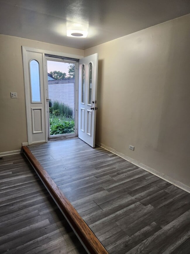 Building Photo - 451 Doral Terrace