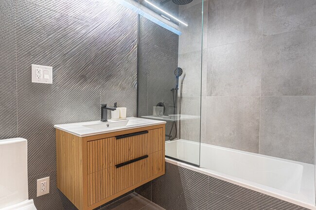 Foto del edificio - 631 Wilson Ave