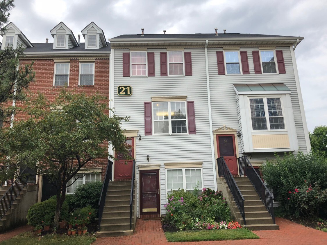 Primary Photo - 100 Cottonwood St