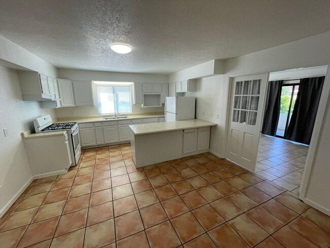 Building Photo - 5 Bedroom 2 Bathroom Apartment in Goleta