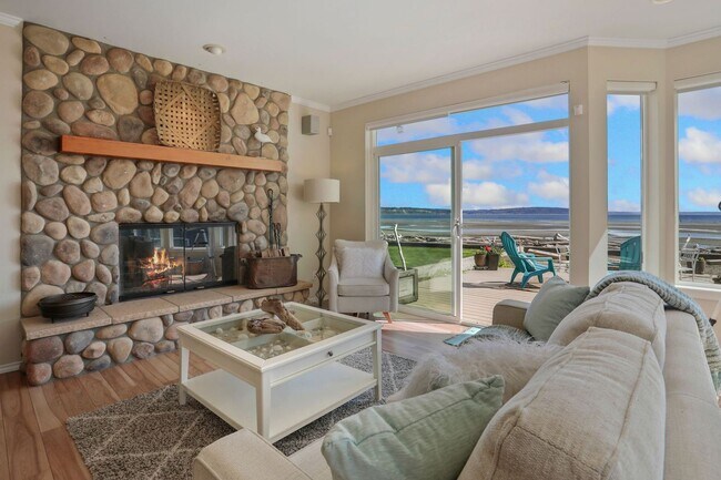 Foto del edificio - Spectacular Water Front Home With a Short Term  Lease to Start!