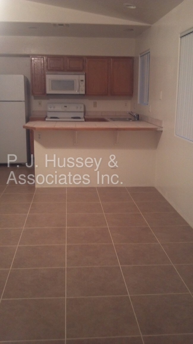 Building Photo - 3 BD 1 BA Single level  Duplex $975