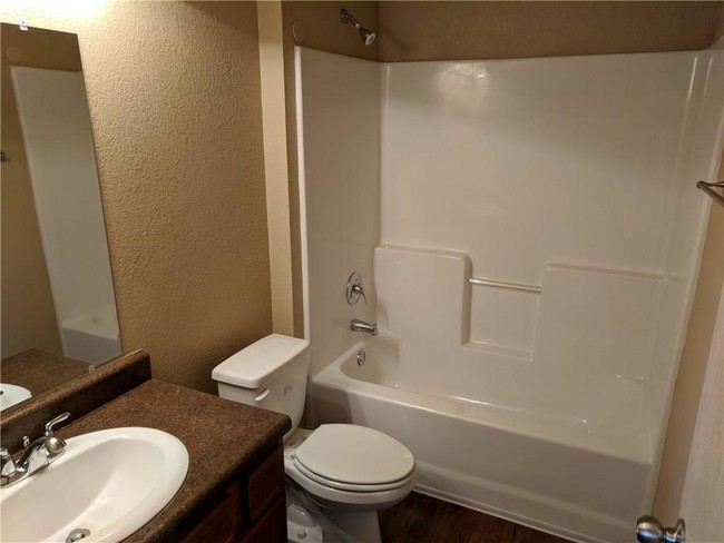Building Photo - 883 Meadowlands Dr