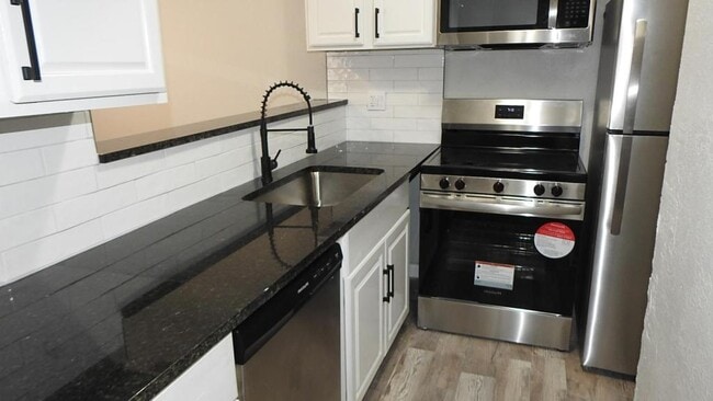 Building Photo - 5934 Elmwood Ave