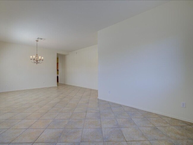 Building Photo - 3 Bedroom 2 Bath