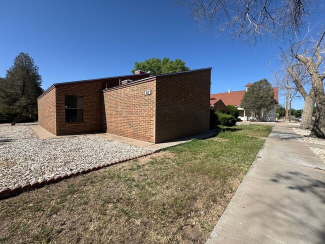 Building Photo - 612 N Lea Ave