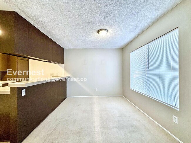 Foto del edificio - 3215 Midway Dr