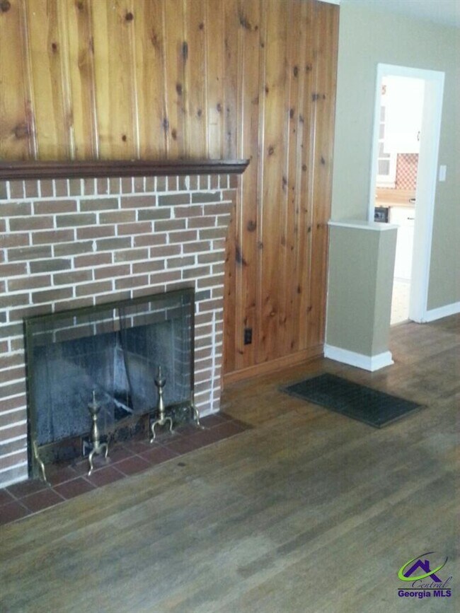 Foto del edificio - 323 Bernard Dr