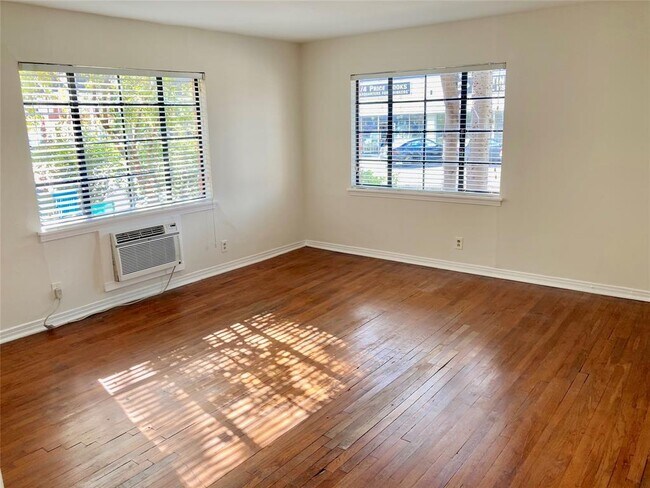 Foto del edificio - 2705 1/2 Bammel Ln