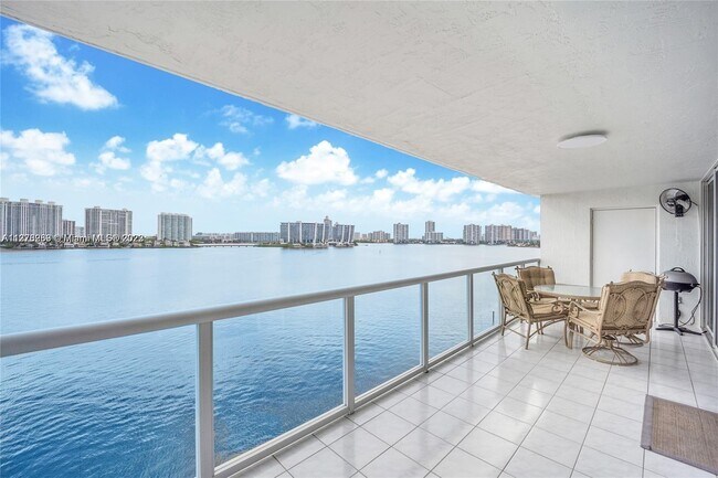 Foto del edificio - 17700 N Bay Rd