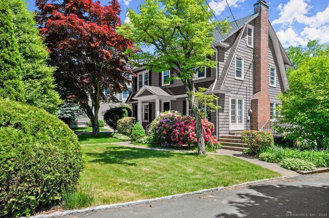 Foto del edificio - 1367 High Ridge Rd