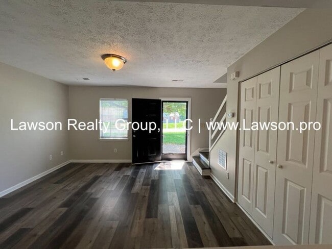 Building Photo - Nice, Updated Townhouse in Cloverdale