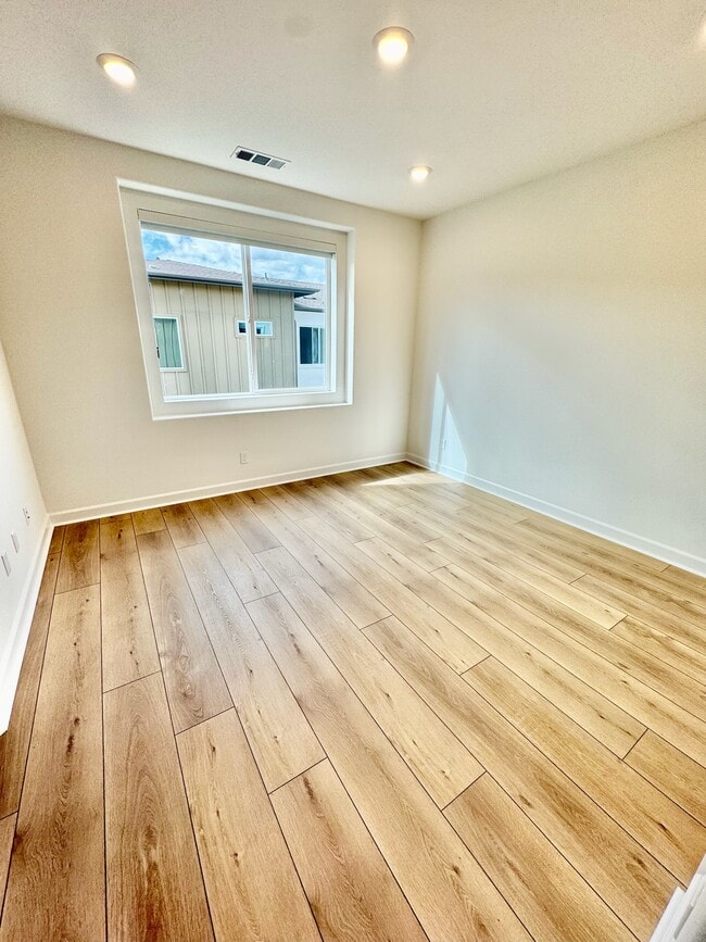 Dormitorio principal. Tamaño: 3,8 m x 3,6 m. Lujosa suite principal con baño privado y vestidor. - 14350 Savannah Ct