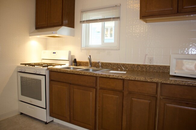 Cocina de gas. Cocina nueva. - 1902 W 33rd Ave