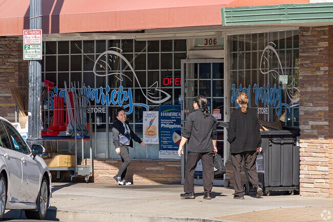 Stores in Lemoore specialize in many types of groceries.