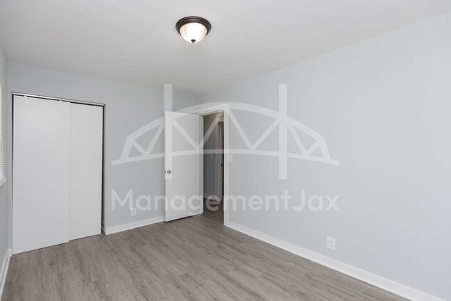 Building Photo - 1922 Maclean Rd