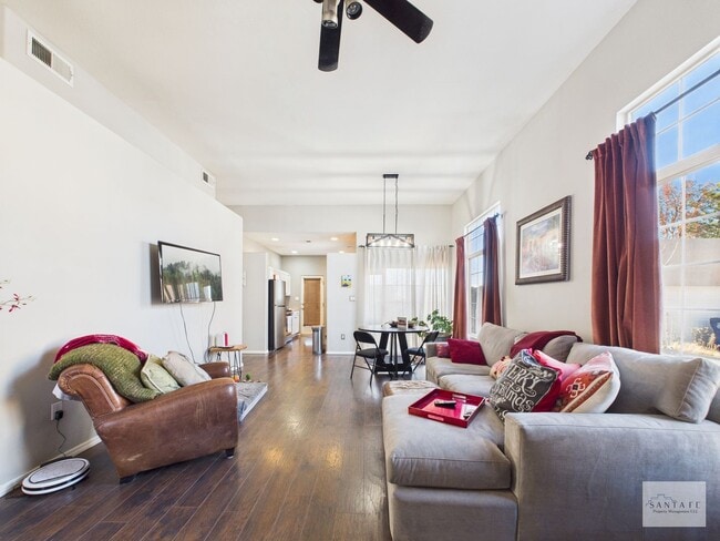 Foto del edificio - UNFURNISHED 3 Bedroom in Desirable Community