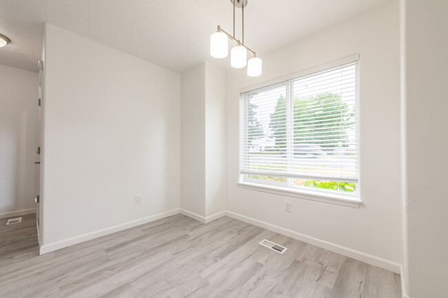 Building Photo - 3526 NE 148th Ave