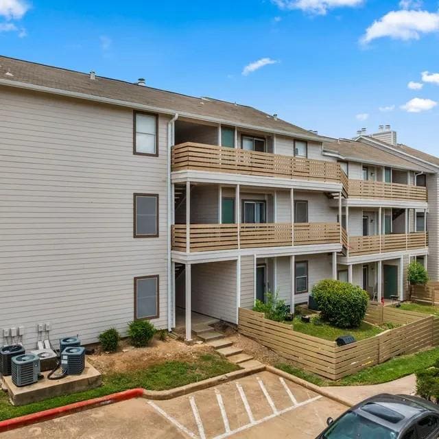 Foto del edificio - 13005 Heinemann Dr