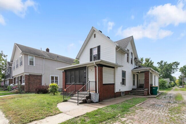 Building Photo - 315 S West St