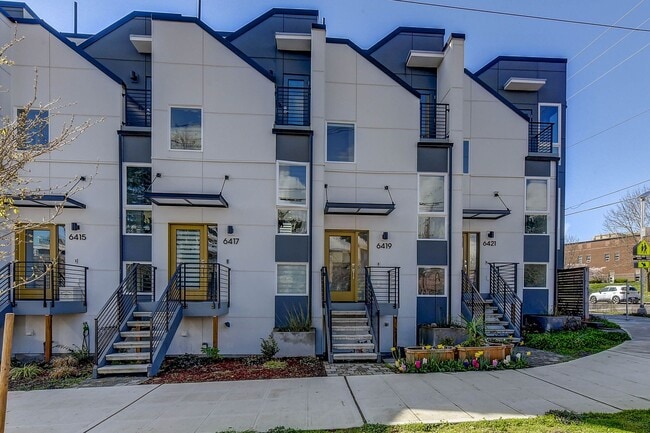 Building Photo - Terrific Townhome