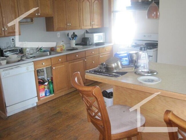 Foto del edificio - Recently Renovated Unit at Oak Sq. Laundry...