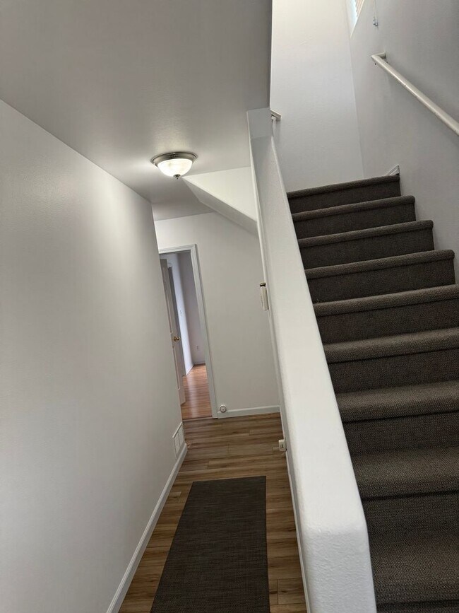 Foto del edificio - Beautifully updated 3 bed/2 bath townhome