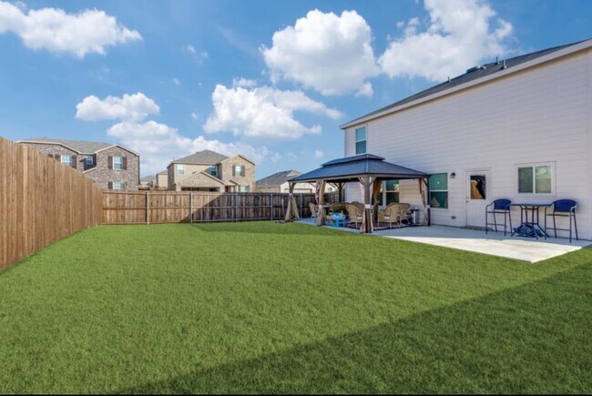 Foto del edificio - 16041 Pious Dr