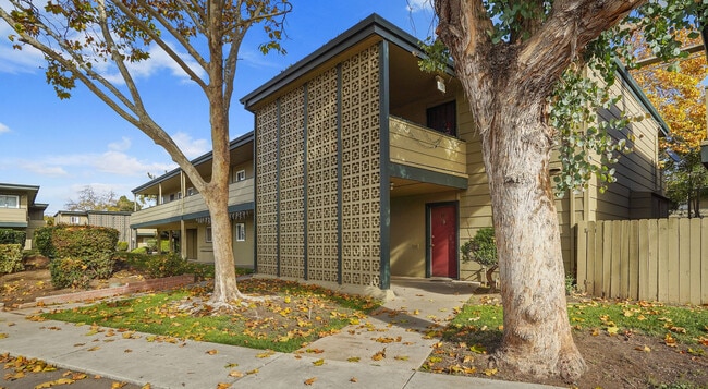 Building Photo - Emerald Estates Apartments