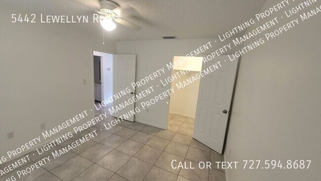 Foto del edificio - 5442 Lewellyn Rd