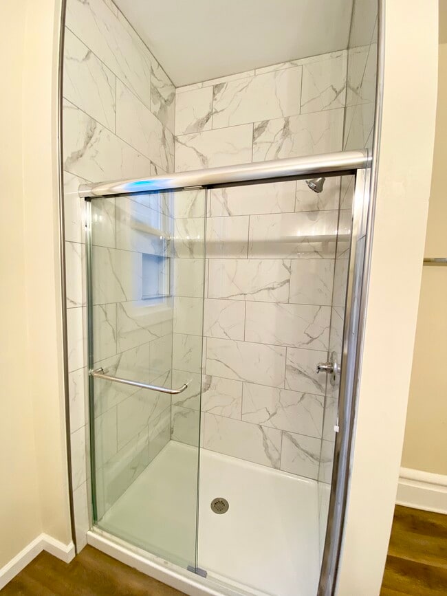 Building Photo - 1372 Neil Ave