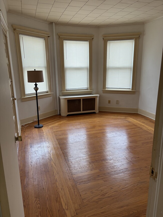 Building Photo - 76 Planten Ave