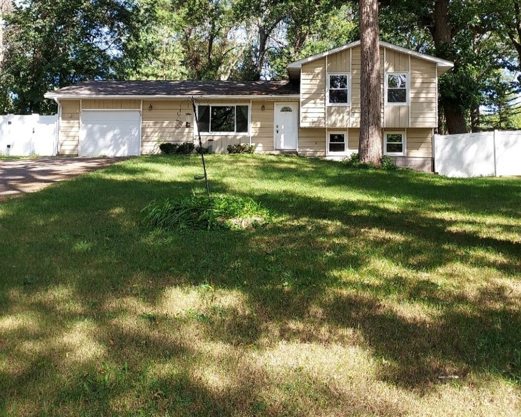 Primary Photo - Nice 3 Bedroom 2 Bathroom house in Houlton