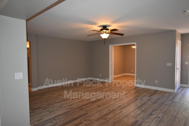 Building Photo - 275 W Santa Gertrudis Trl