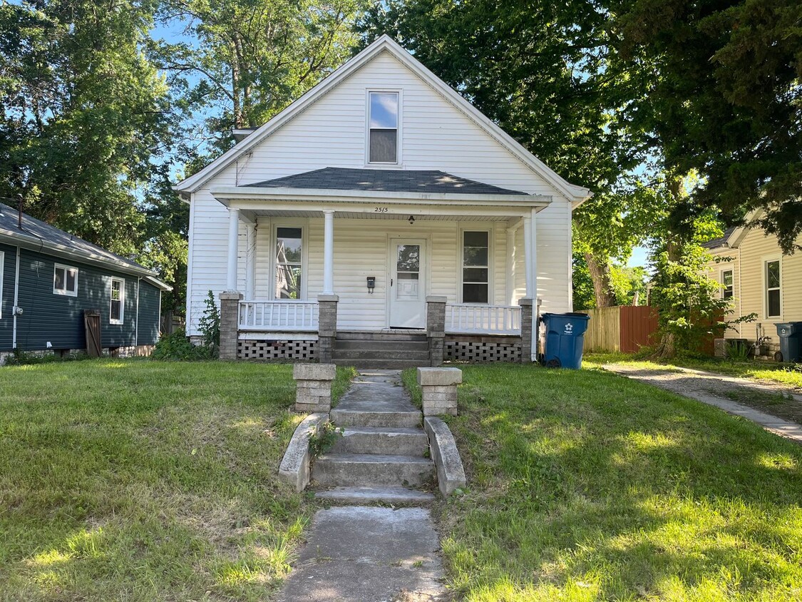 Primary Photo - 2 Bedroom 2 bathroom in Alton