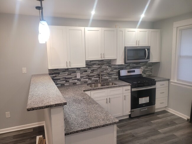 Building Photo - 305 Greenway Ave