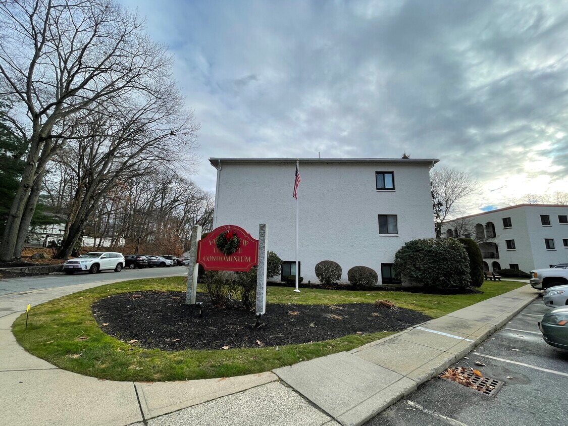 Primary Photo - 100 Fellsview Ter