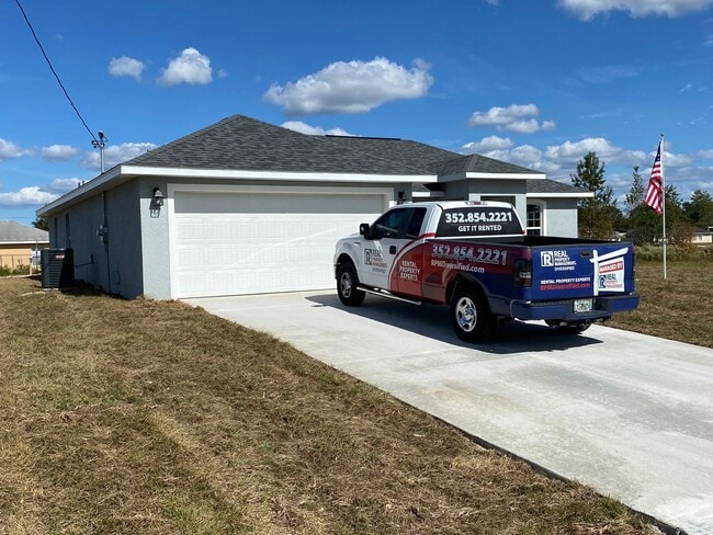 Building Photo - Custom Home - Desirable SE Ocala neighborhood 3/2/2 ** Wont Last**