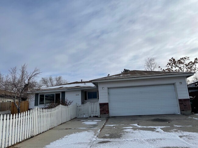 Building Photo - 4 Bedroom 2 bath 2 car garage