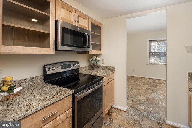 Building Photo - 4532 Windsor Arms Ct