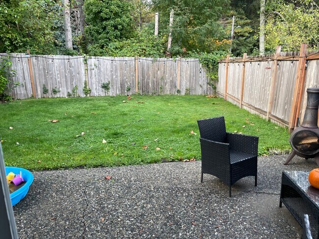 Spacious, fenced yard - 1518 NE 195th St