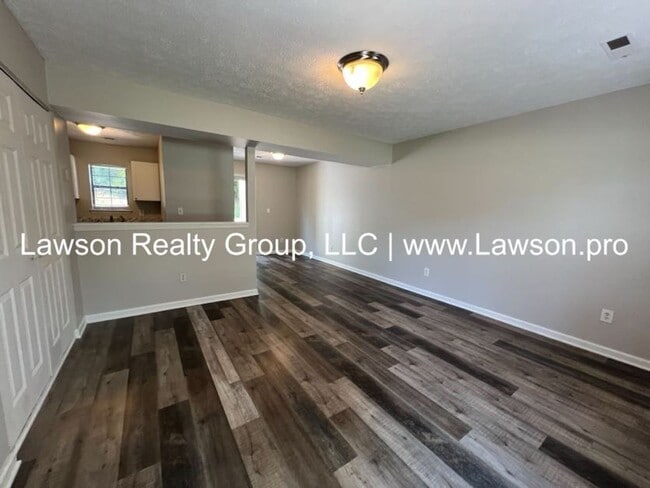 Building Photo - Nice, Updated Townhouse in Cloverdale